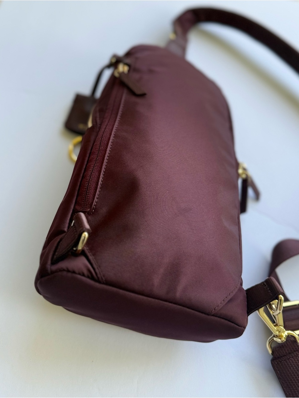 TUMI Crossbody Sling Voyager Anna Women’s Nylon Burgundy gold hardware - Picture 4 of 6